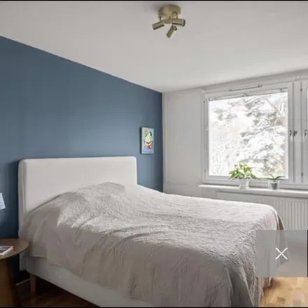 Rent this 4 bed apartment on Deli Italia in Edsviksvägen 31, 182 33 Danderyds kommun