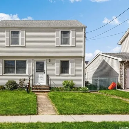 Buy this 3 bed house on 518 Helen Road in Village of Mineola, North Hempstead