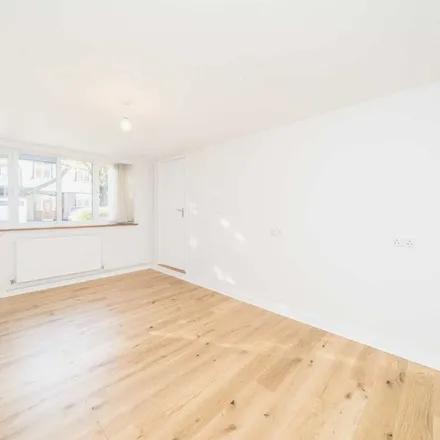 Rent this 4 bed duplex on The Mall in London, KT6 4EQ