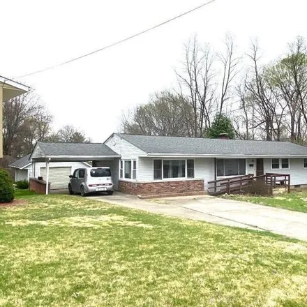 Image 2 - 321 East Spring Street, Bloomfield, Greene County, IN 47424, USA - House for sale