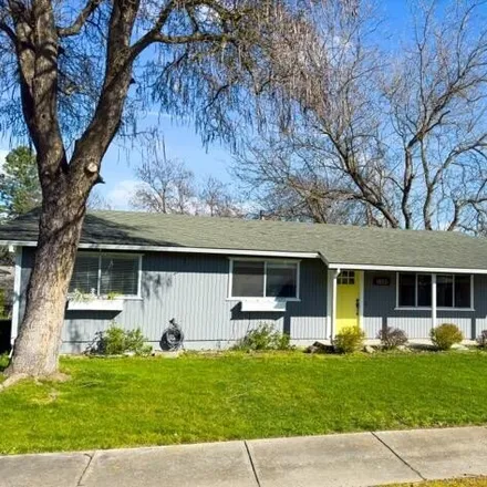Buy this 3 bed house on 848 Diamond Street in Medford, OR 97501