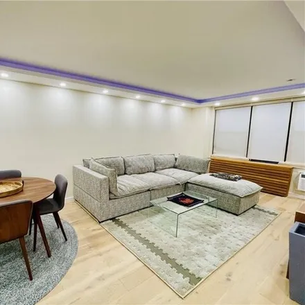 Image 5 - Brighton Towers, 50 Brighton 1st Road, New York, NY 11235, USA - Apartment for sale