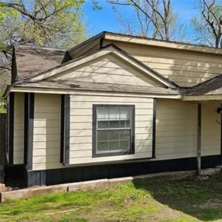 Buy this 3 bed house on 986 West Willow Street in Durant, OK 74701