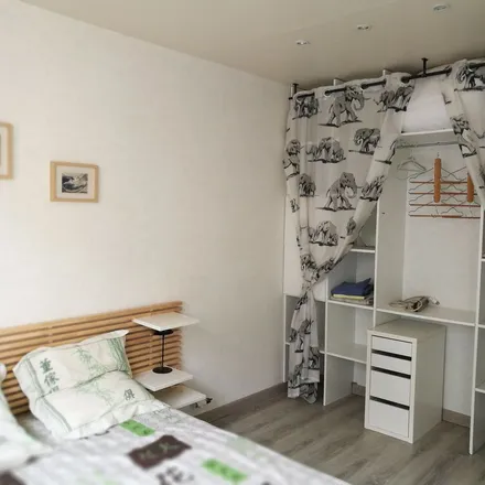 Rent this 3 bed apartment on 38 Avenue Francis de Pressensé in 69200 Vénissieux, France