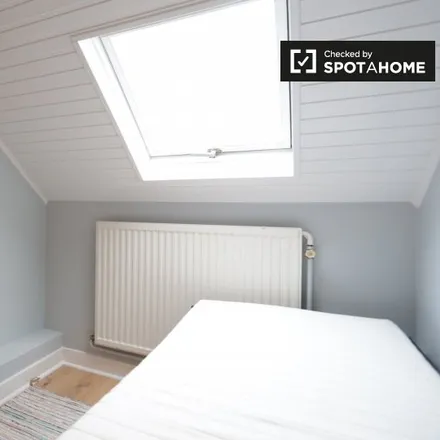 Rent this 3 bed room on Rue de l'Arbre Bénit - Gewijde-Boomstraat 92 in 1050 Ixelles - Elsene, Belgium