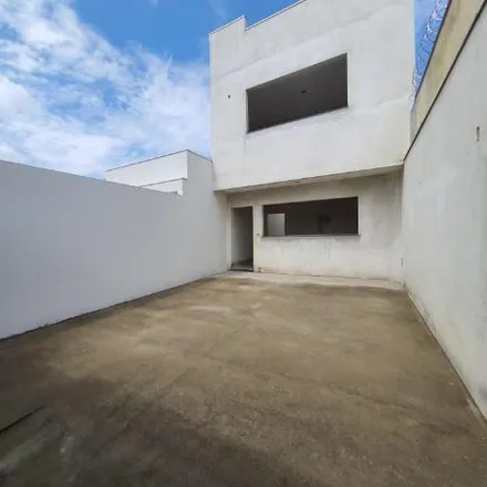 Buy this 3 bed house on Rua São Paulo in Centro, Divinópolis - MG