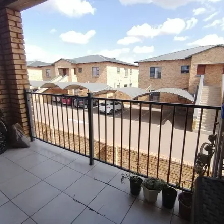 Image 2 - Mall at Newmarket, Heidelberg Road, Raceview, Gauteng, 1449, South Africa - Townhouse for rent