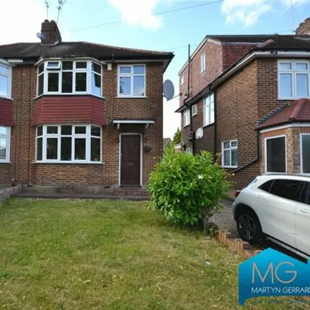 Buy this 3 bed duplex on Bawtry Road in London, N20 0SR