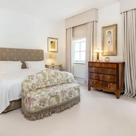 Rent this 6 bed apartment on 5 Montpelier Square in London, SW7 1JZ