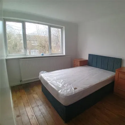Rent this 1 bed room on 1 Elm Park Close in Houghton Regis, LU5 5PN