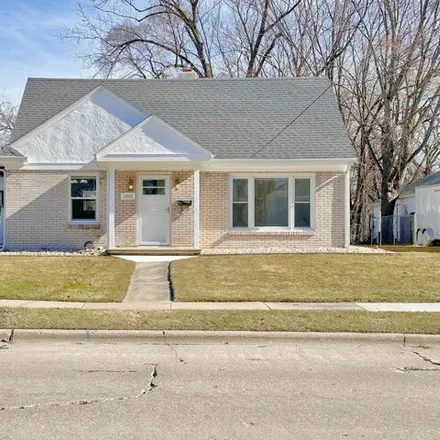 Buy this 3 bed house on 909 Langlade Avenue in Green Bay, WI 54304