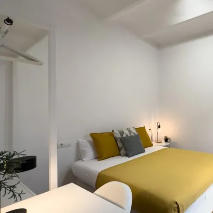 Rent this 3 bed room on Aparcament BAMSA Paral·lel Plaça Raquel Meller in Carrer de les Tàpies, 08001 Barcelona