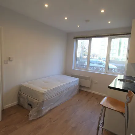 Image 4 - South Norwood Hill, London, SE25 6DF, United Kingdom - Apartment for rent