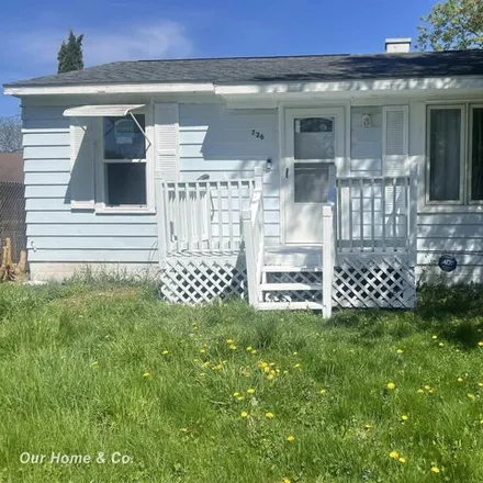 Buy this 2 bed house on 726 S 24th St in Saginaw, Michigan