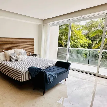 Rent this 4 bed apartment on México