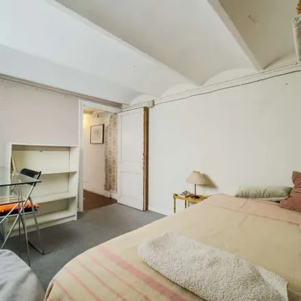 Rent this 9 bed apartment on Parami in Carrer de la Diputació, 204