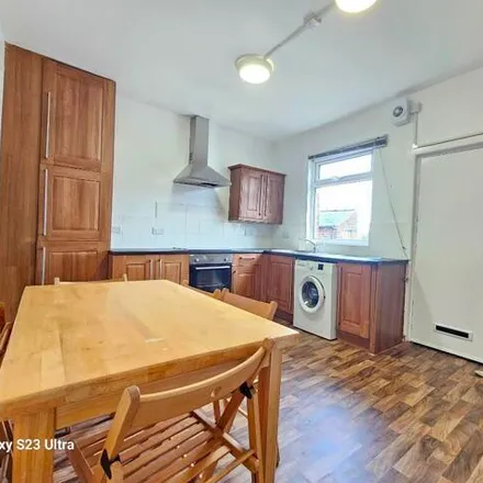 Image 4 - Four Rooms Antiques, Howard Road, Sheffield, S6 3RU, United Kingdom - Townhouse for rent
