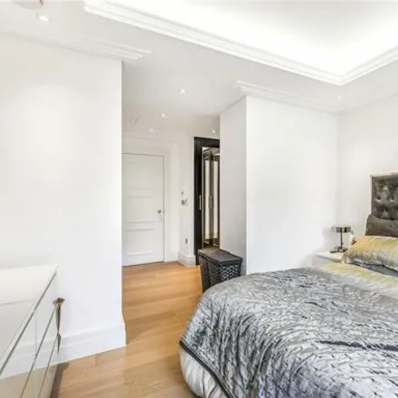 Image 3 - Theodore Lodge, Hillyard Place, Cottenham Park, London, SW20 0ED, United Kingdom - Room for rent