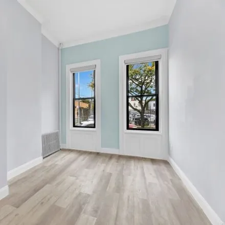 Image 7 - 60-31 54th Street, New York, NY 11378, USA - Townhouse for sale