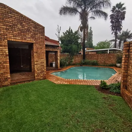 Rent this 2 bed townhouse on unnamed road in Rossmore, Johannesburg