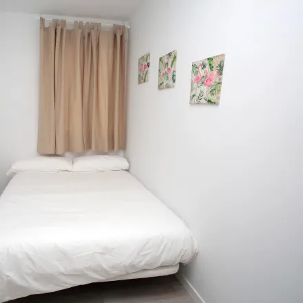 Rent this studio room on Madrid in Hostal Alicante, Calle del Arenal