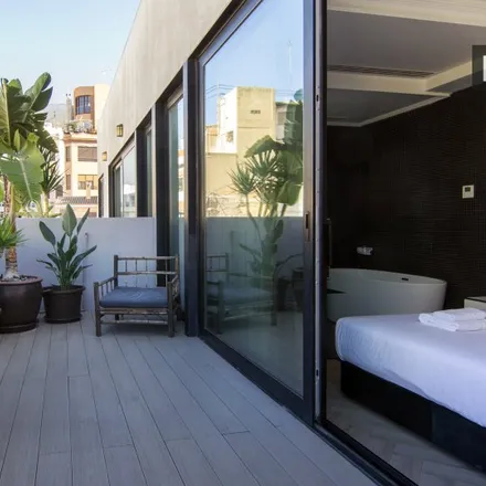 Rent this 1 bed apartment on Sole Piel - Zapatos y Bolsos de Fiesta in Carrer dels Aluders, 46001 Valencia