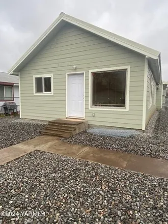 Buy this 4 bed house on 1164 Cherry Avenue in Yakima, WA 98902