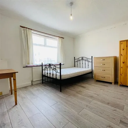 Image 3 - Fishponds Road, London, SW17 7LL, United Kingdom - Townhouse for rent