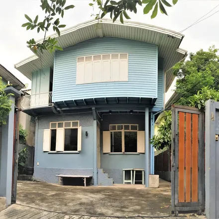 Rent this 3 bed apartment on Wat Mai Amatarot in Soi Samsen 8, Wisutkasat