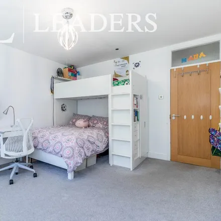 Image 7 - Park Hill Preparatory School and Nursery, 8 Queen's Road, London, KT2 7SH, United Kingdom - Apartment for rent