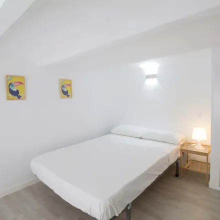 Image 5 - Calle de Rodrigo Uhagón, 28026 Madrid, Spain - Apartment for rent