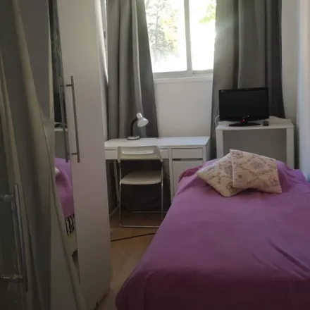 Rent this 4 bed room on Centro de Salud Monóvar in Calle de Monóvar, 11