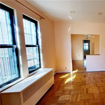 Image 5 - 2221 West 5th Street, New York, NY 11223, USA - Townhouse for sale