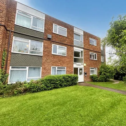 Rent this 2 bed apartment on St Mary's Church of England Primary School in Yew Tree Road, Slough