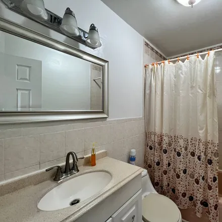 Image 4 - 588 Aztec Place, New York, NY 11691, USA - Townhouse for rent