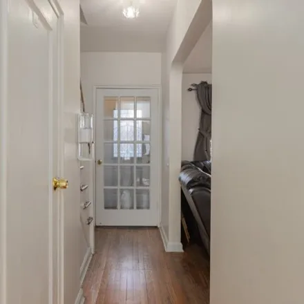 Image 4 - 944 Duncan Street, New York, NY 10469, USA - House for sale