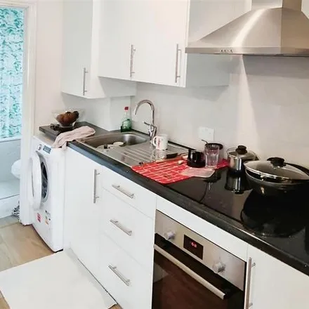 Image 3 - 48 Fountains Crescent, Oakwood, London, N14 6BE, United Kingdom - Apartment for rent