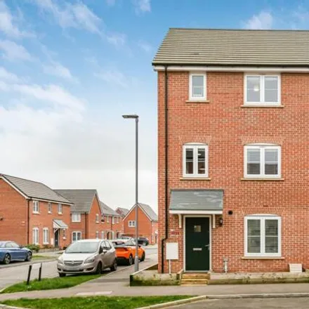Buy this 5 bed townhouse on Northey Avenue in Bletchley, MK3 5SB