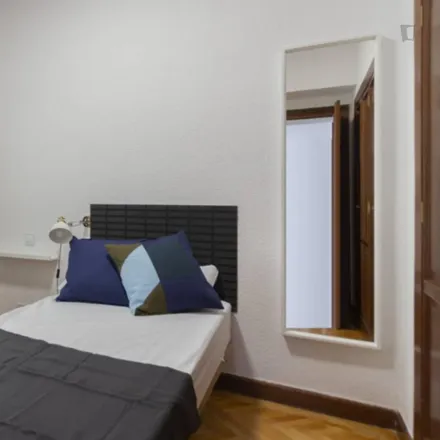 Rent this 6 bed room on Calle del Doctor Castelo in 43, 28009 Madrid