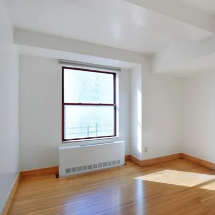 Image 4 - 40 East 61st Street, New York, NY 10065, USA - Condo for sale