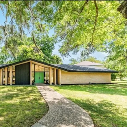 Image 2 - 501 Oak Dr, Lake Jackson, Texas, 77566 - House for sale