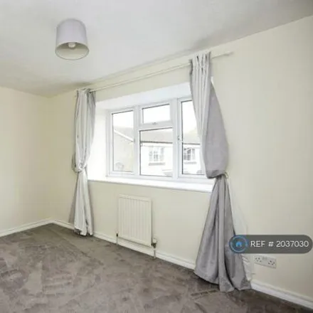 Image 4 - St Peters Close, Swanscombe, DA10 0BD, United Kingdom - Townhouse for rent