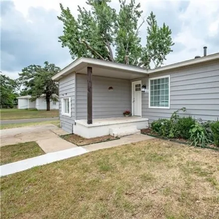 Image 2 - 9310 Northeast 13th Street, Midwest City, OK 73130, USA - House for sale