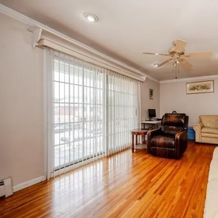 Image 3 - 2315 Delanoy Avenue, New York, NY 10469, USA - House for sale