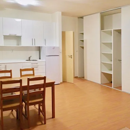 Image 2 - Gymnázium Matyáše Lercha, Žižkova 55, 616 00 Brno, Czechia - Apartment for rent