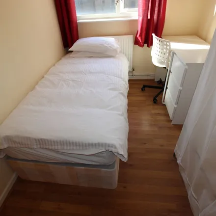 Image 5 - Queen Mary University of London, 327 Mile End Road, London, E1 4NS, United Kingdom - Apartment for rent