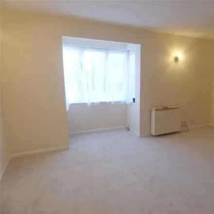 Image 3 - Gatting Close, Burnt Oak, London, HA8 9YU, United Kingdom - Apartment for rent