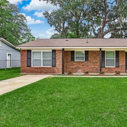 Buy this 4 bed house on 2212 North Parkwood Drive in Savannah, GA 31404
