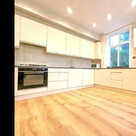 Rent this 6 bed duplex on Menorah Primary School in 1-3 The Drive, London