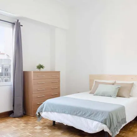 Rent this 6 bed room on Supercor Exprés in Avinguda del Regne de València, 78